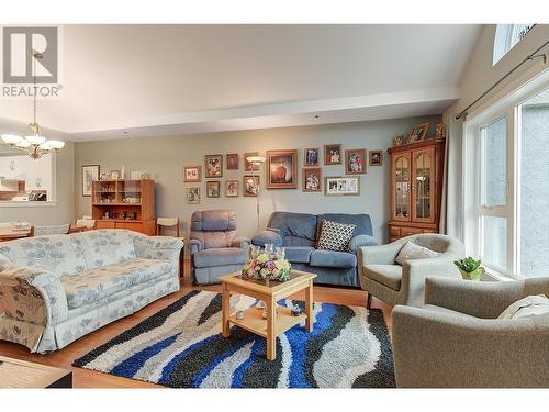 1045 Sutherland Avenue Unit# 302, Kelowna, BC - Indoor Photo Showing Living Room