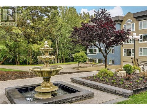 In Season Photo - Common Area - 1045 Sutherland Avenue Unit# 302, Kelowna, BC - Outdoor With Facade