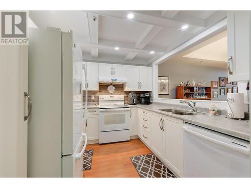 1045 Sutherland Avenue Unit# 302, Kelowna, BC - Indoor Photo Showing Kitchen With Double Sink