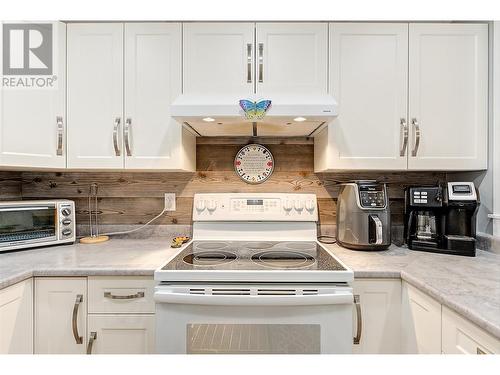 1045 Sutherland Avenue Unit# 302, Kelowna, BC - Indoor Photo Showing Kitchen