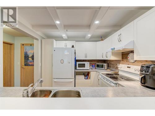 1045 Sutherland Avenue Unit# 302, Kelowna, BC - Indoor Photo Showing Kitchen With Double Sink