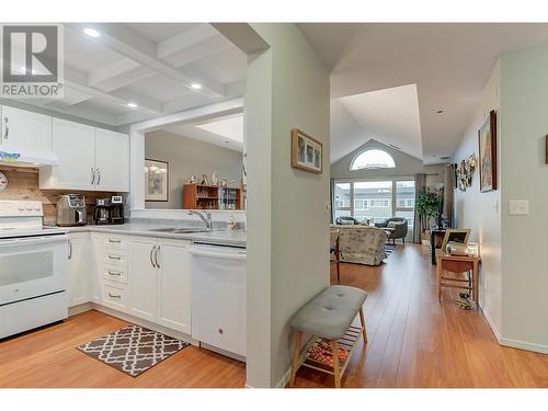 1045 Sutherland Avenue Unit# 302, Kelowna, BC - Indoor Photo Showing Kitchen