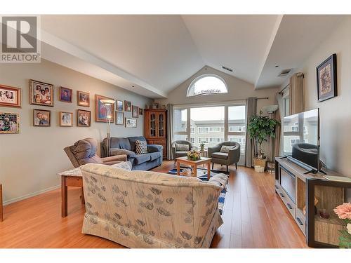 1045 Sutherland Avenue Unit# 302, Kelowna, BC - Indoor Photo Showing Living Room