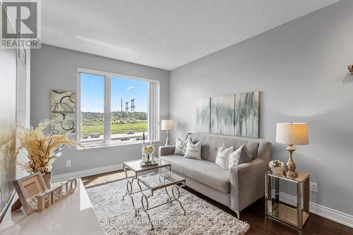 611 - 277 South Park Road, Markham, ON - Indoor Photo Showing Living Room