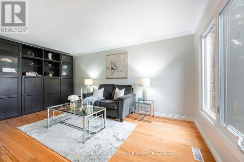 8 Cranmore Court, Brampton, ON - Indoor Photo Showing Living Room