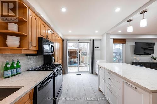 8 Cranmore Court, Brampton, ON - Indoor Photo Showing Kitchen With Upgraded Kitchen