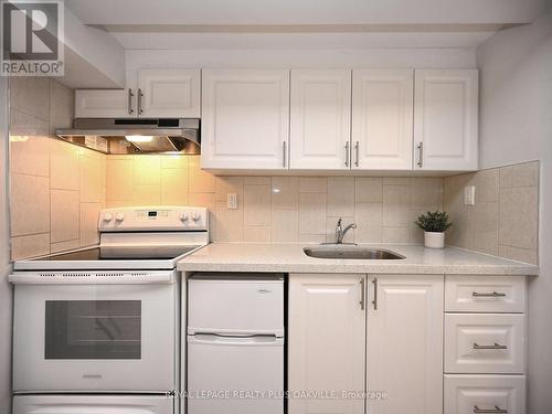 90 - 2280 Baronwood Drive, Oakville, ON - Indoor Photo Showing Kitchen