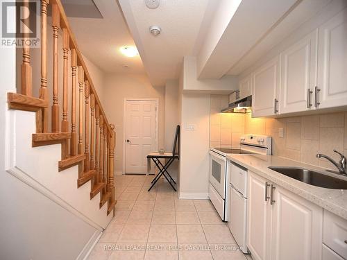 90 - 2280 Baronwood Drive, Oakville, ON - Indoor Photo Showing Kitchen