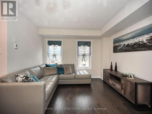 90 - 2280 Baronwood Drive, Oakville, ON - Indoor Photo Showing Living Room