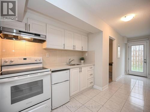 90 - 2280 Baronwood Drive, Oakville, ON - Indoor Photo Showing Kitchen