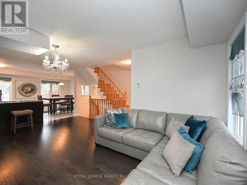 90 - 2280 Baronwood Drive, Oakville, ON - Indoor Photo Showing Living Room