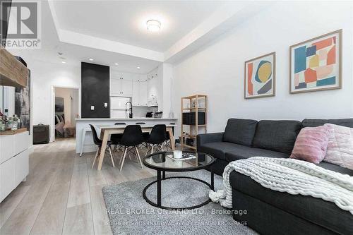 201 - 8 Wellesley Street, Toronto, ON - Indoor Photo Showing Living Room