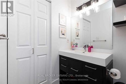 201 - 8 Wellesley Street, Toronto, ON - Indoor Photo Showing Bathroom