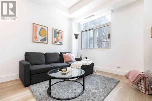 201 - 8 Wellesley Street, Toronto, ON - Indoor Photo Showing Living Room