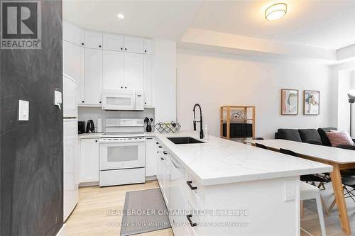 201 - 8 Wellesley Street, Toronto, ON - Indoor Photo Showing Kitchen