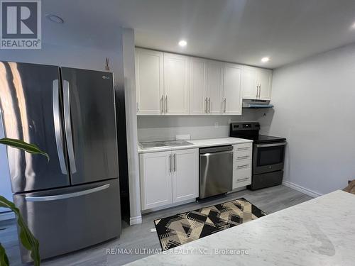 102 Mowat Crescent, Barrie, ON - Indoor Photo Showing Kitchen