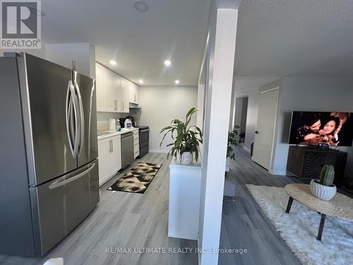 102 Mowat Crescent, Barrie, ON - Indoor Photo Showing Kitchen