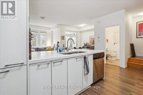 83 - 2435 Greenwich Drive, Oakville, ON - Indoor Photo Showing Kitchen With Double Sink