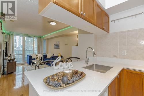 1607 - 1 Elm Drive, Mississauga, ON - Indoor Photo Showing Kitchen