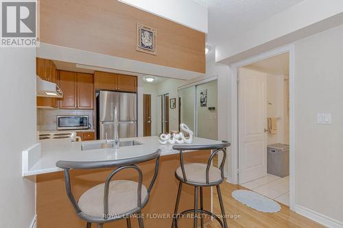 1607 - 1 Elm Drive, Mississauga, ON - Indoor Photo Showing Kitchen