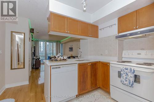 1607 - 1 Elm Drive, Mississauga, ON - Indoor Photo Showing Kitchen