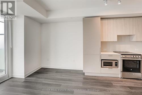 2010 - 3900 Confederation Parkway, Mississauga, ON - Indoor Photo Showing Kitchen