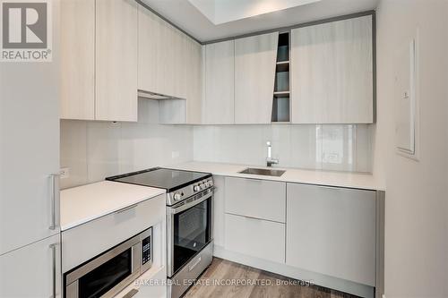 2010 - 3900 Confederation Parkway, Mississauga, ON - Indoor Photo Showing Kitchen