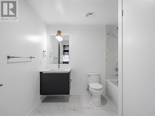 815 - 395 Dundas Street W, Oakville, ON - Indoor Photo Showing Bathroom