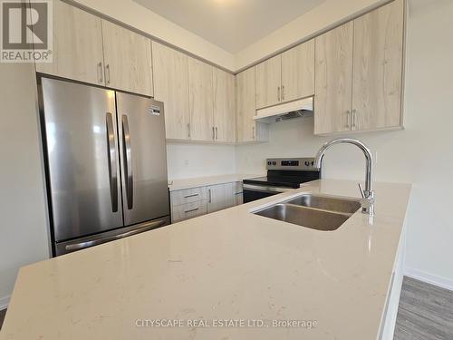 1534 Wheatcroft Drive, Oshawa, ON - Indoor Photo Showing Kitchen With Double Sink With Upgraded Kitchen