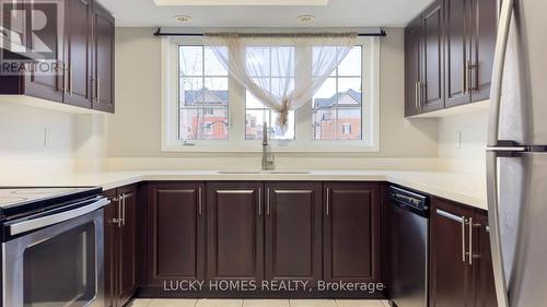 74 Aquatic Ballet Path, Oshawa, ON - Indoor Photo Showing Kitchen With Upgraded Kitchen