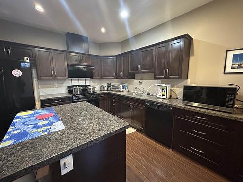 6942 208 Street, Langley, BC - Indoor Photo Showing Kitchen