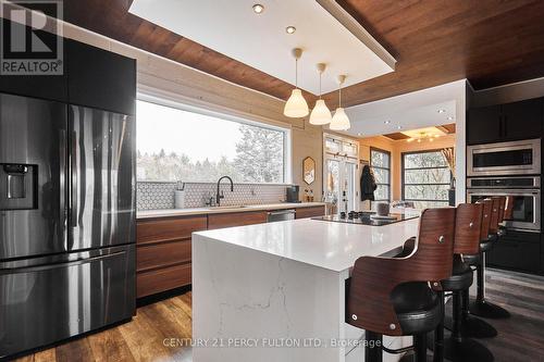 9920 Baldwin Street N, Whitby, ON - Indoor Photo Showing Kitchen With Upgraded Kitchen