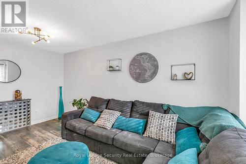 64 Natale Court, Bradford West Gwillimbury, ON - Indoor Photo Showing Living Room