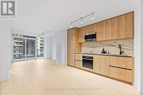 814 - 127 Broadway Avenue S, Toronto, ON - Indoor Photo Showing Kitchen