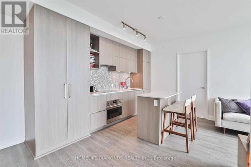 # 3302 - 1 Yorkville Avenue, Toronto, ON - Indoor Photo Showing Kitchen