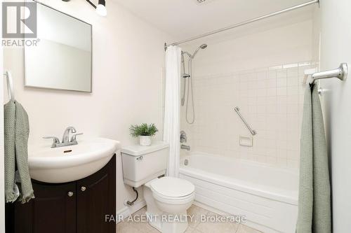 1005 - 64 Benton Street E, Kitchener, ON - Indoor Photo Showing Bathroom