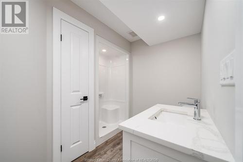 93 Eagle, Leamington, ON - Indoor Photo Showing Bathroom