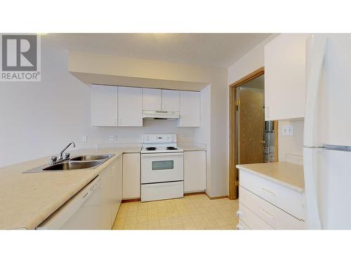 9216 86 Street, Fort St. John, BC - Indoor Photo Showing Kitchen With Double Sink