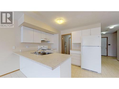 9216 86 Street, Fort St. John, BC - Indoor Photo Showing Kitchen With Double Sink