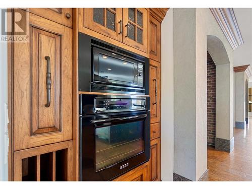 double ovens - 1180 Stoneypointe Court, Kelowna, BC - Indoor