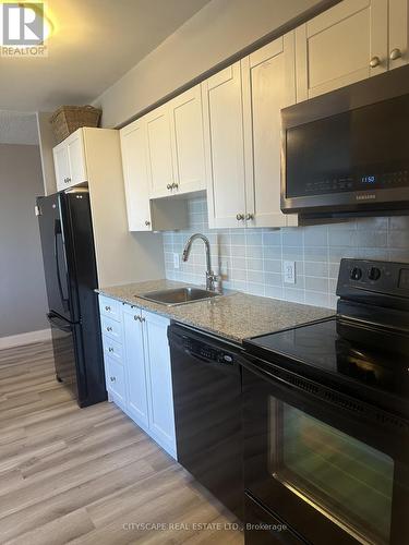 3315 - 135 Village Green Square, Toronto, ON - Indoor Photo Showing Kitchen