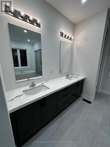 126 Petal Avenue, East Gwillimbury, ON - Indoor Photo Showing Bathroom