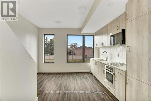 31 Rainwater Lane, Barrie, ON - Indoor Photo Showing Kitchen