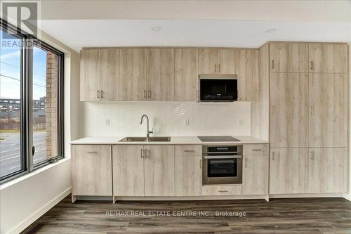 31 Rainwater Lane, Barrie, ON - Indoor Photo Showing Kitchen