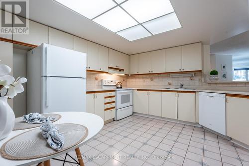 504 - 1201 North Shore Boulevard E, Burlington, ON - Indoor Photo Showing Kitchen