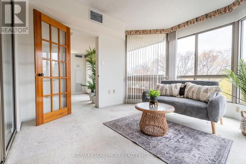 504 - 1201 North Shore Boulevard E, Burlington, ON - Indoor Photo Showing Living Room