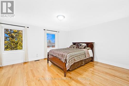 132 Ashridge Court, Mississauga, ON - Indoor Photo Showing Bedroom