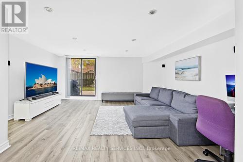 132 Ashridge Court, Mississauga, ON - Indoor Photo Showing Living Room