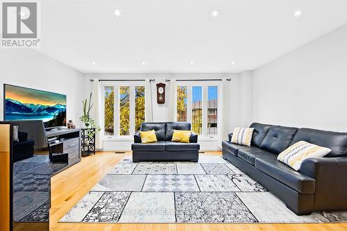 132 Ashridge Court, Mississauga, ON - Indoor Photo Showing Living Room