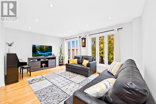 132 Ashridge Court, Mississauga, ON - Indoor Photo Showing Living Room